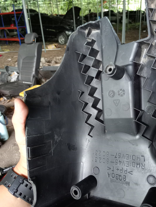 Ford Escape | 2.3 | Lower Steering Wheel Cover