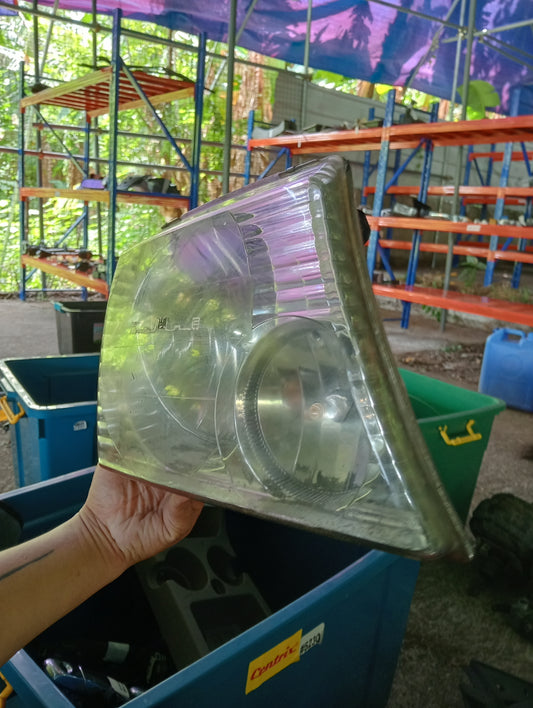 Ford Explorer | Eddie Bauer | Headlight Passenger Side