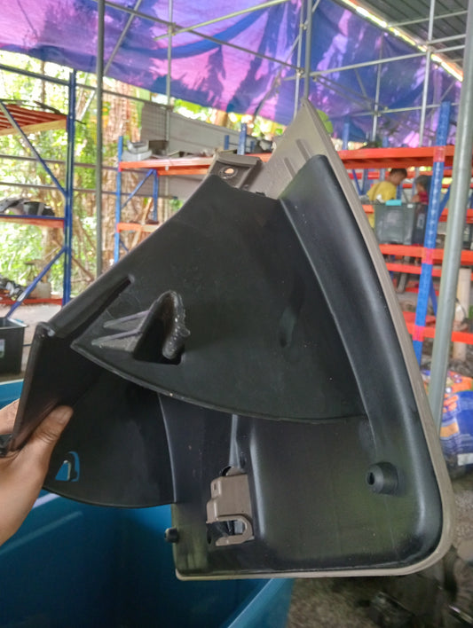 Ford Explorer | Eddie Bauer | Glove Box