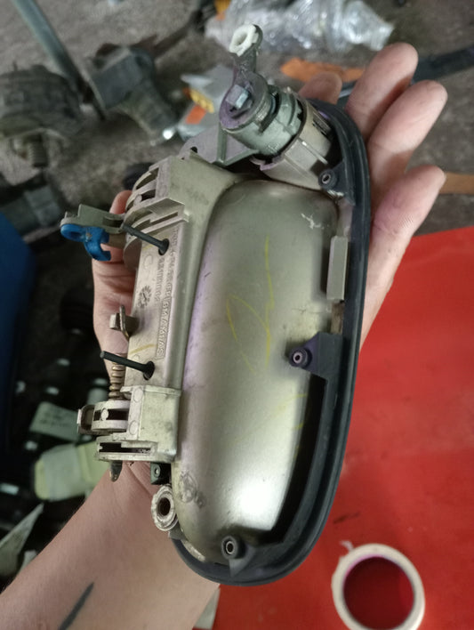 Chevrolet Optra | 1.6 | Front Driver Side Outer Door Handle With Key Hole