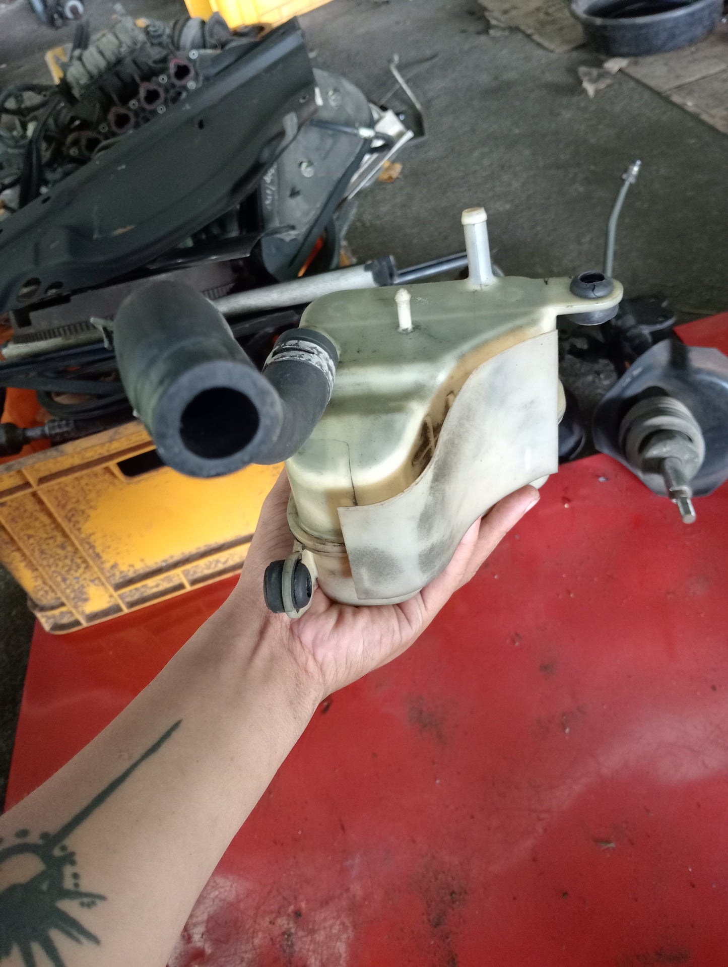 Ford Explorer | Eddie Bauer | 2005 | Steering Fluid Tank