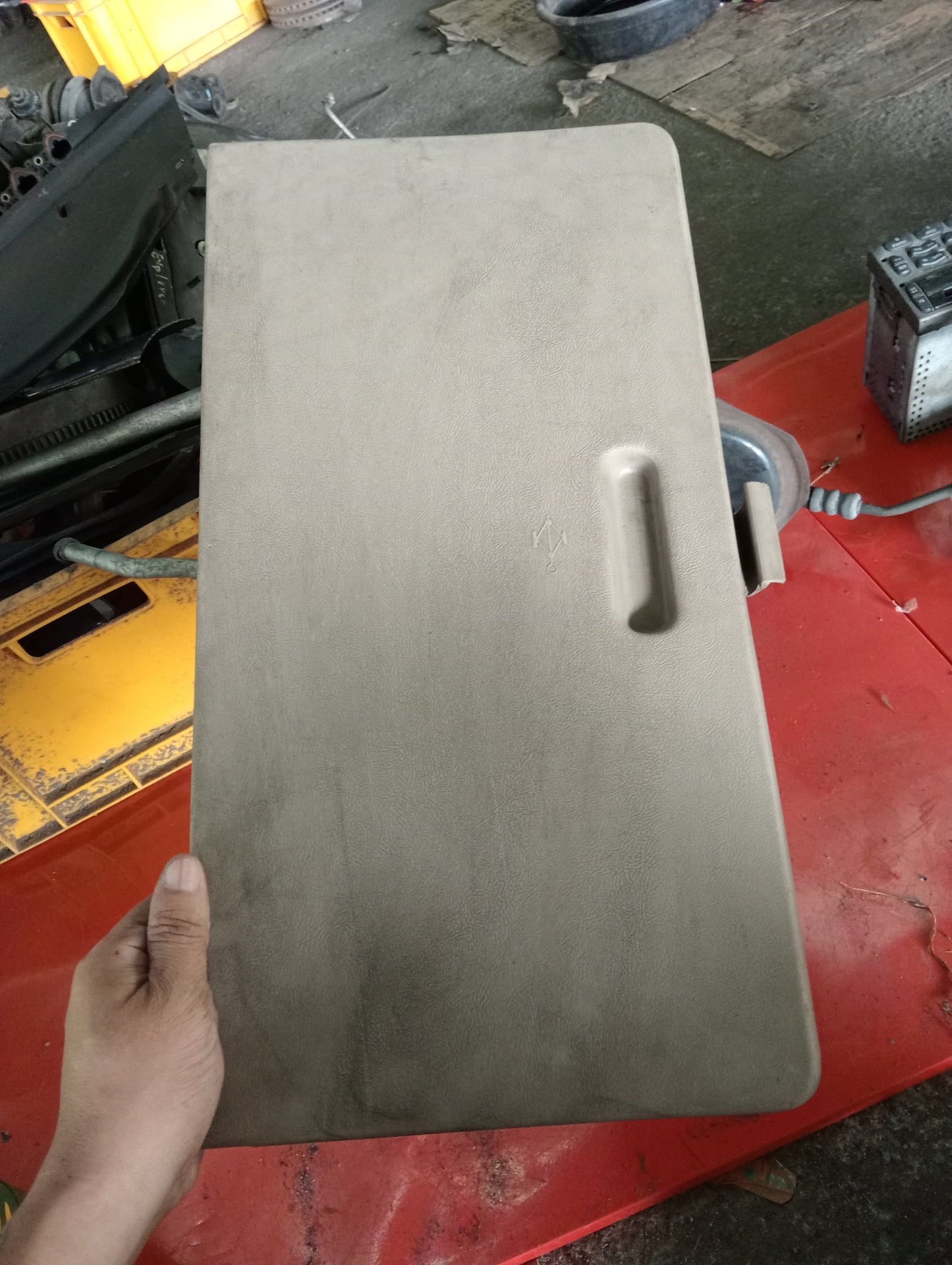 Ford Explorer | Eddie Bauer | 2005 | Glove Box