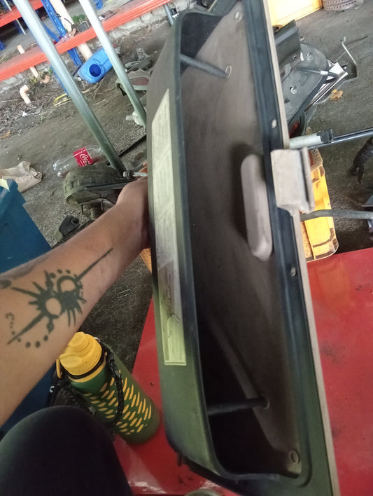 Ford Explorer | Eddie Bauer | 2005 | Glove Box