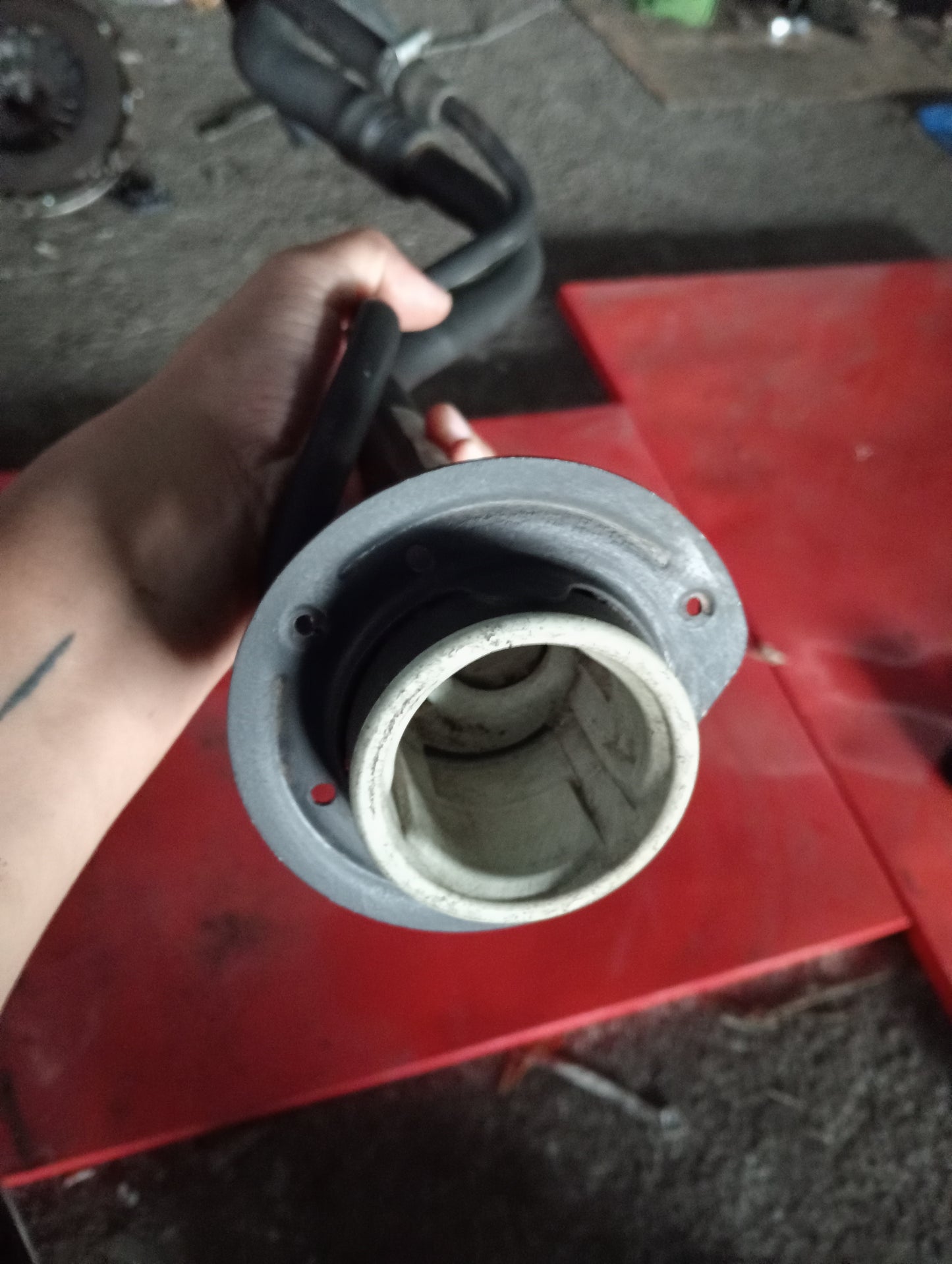 Ford Explorer | Eddie Bauer | 2005 | Fuel Filler Pipe