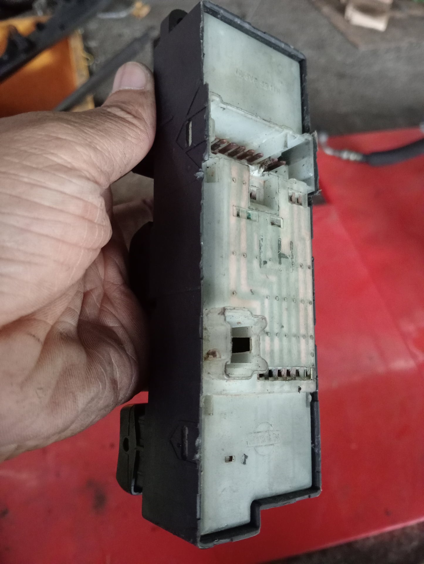 Nissan | X-Trail | Main Switch