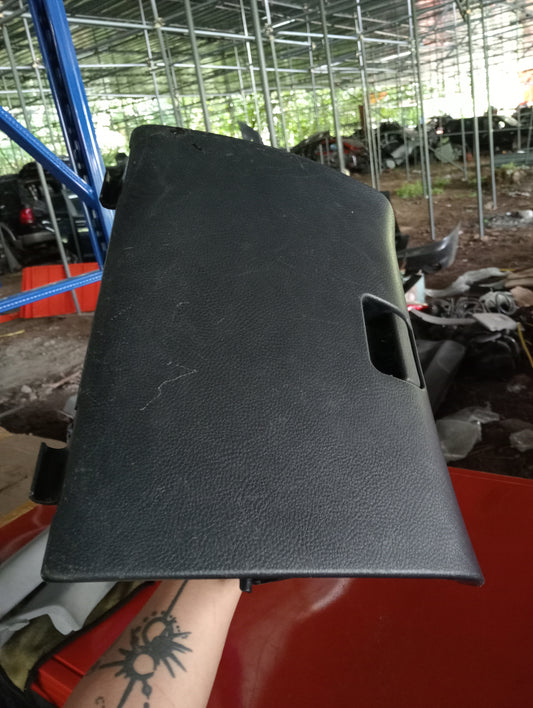 Mitsubishi | Cedia | Glove Box