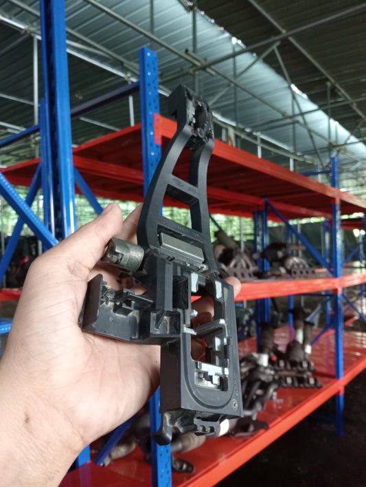 Ford Focus | 1.8 | Gas | Outer Door Handle Bracket