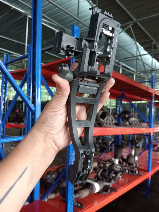 Ford Focus | 1.8 | Gas | Outer Door Handle Bracket