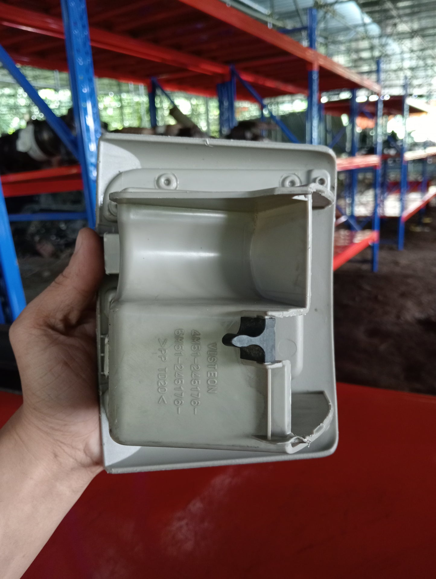 Ford Focus | 1.8 | Gas | Center Console Glove Box