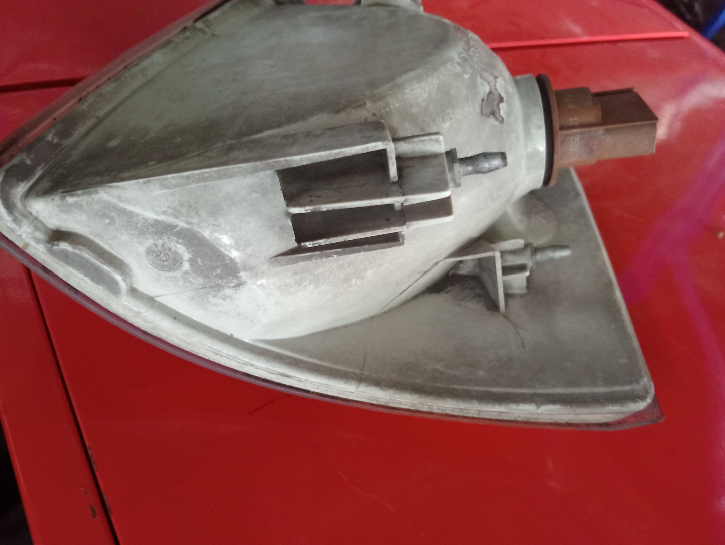 Ford Explorer | Eddie Bauer | Maroon | Tail light driver side
