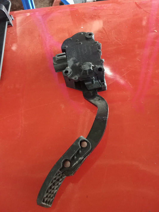 Ford Explorer | Eddie Bauer | Maroon | Gas pedal