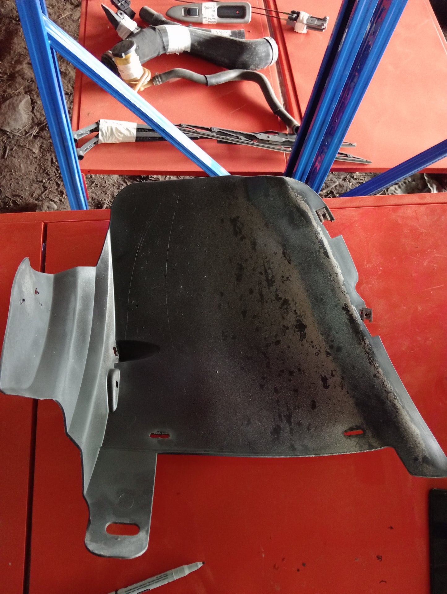 Ford Explorer | Eddie Bauer | Maroon | mud guard frond driver side