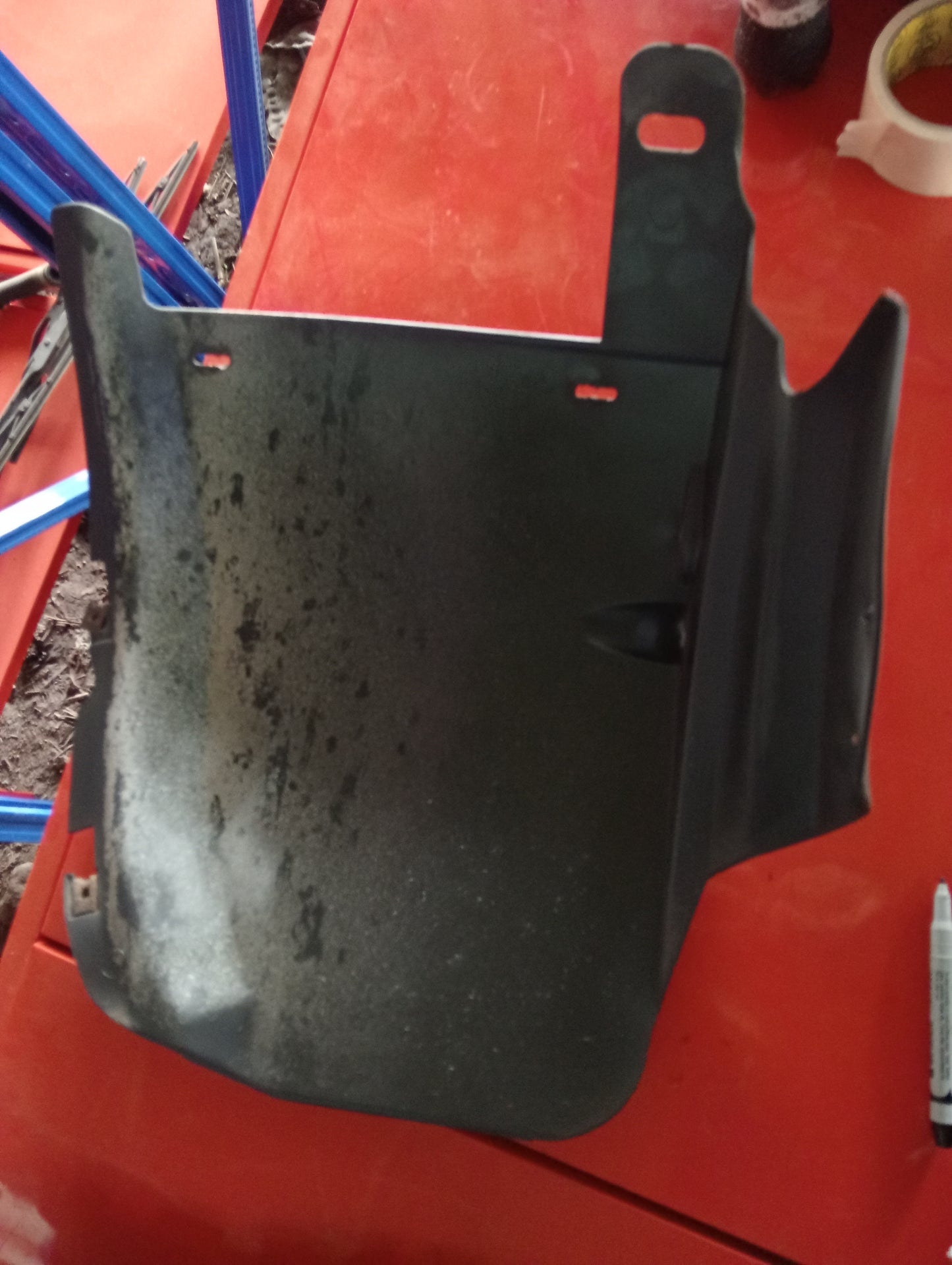 Ford Explorer | Eddie Bauer | Maroon | mud guard frond driver side