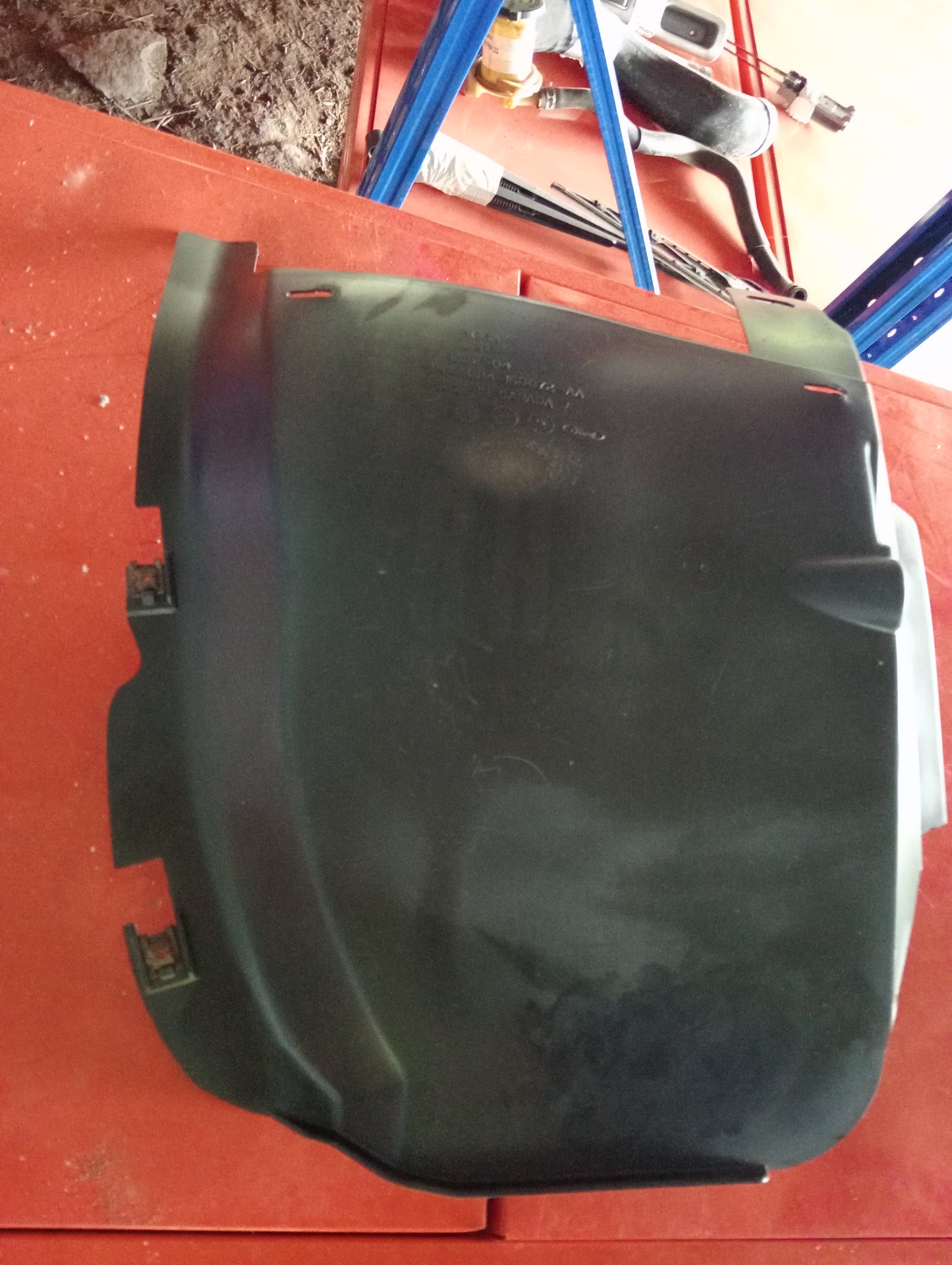 Ford Explorer | Eddie Bauer | Maroon | Mud guard front passenger side