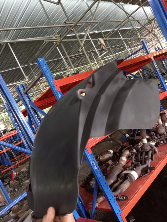 Ford Explorer | Eddie Bauer | Maroon | Mud guard front passenger side