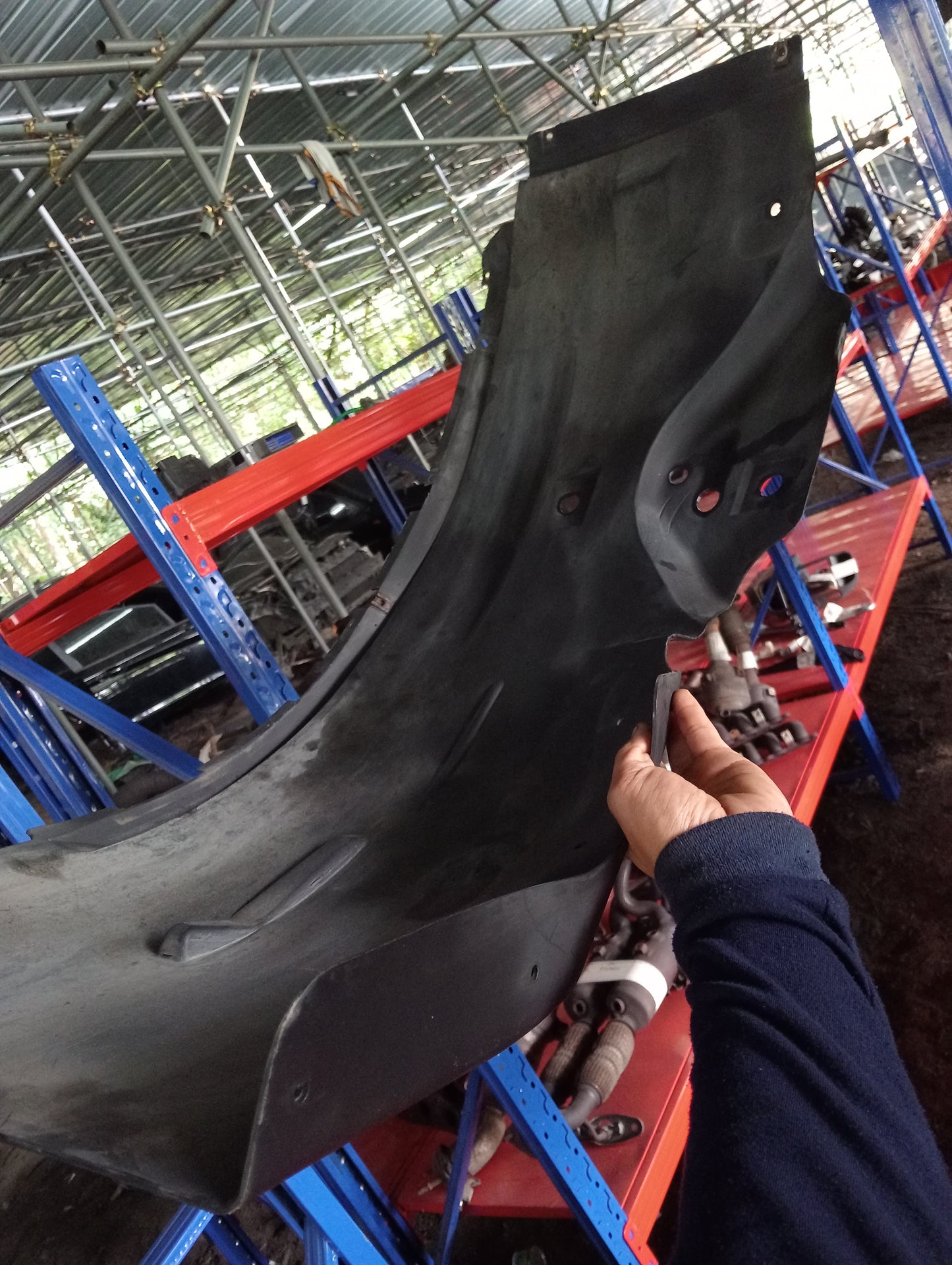 Ford Explorer | Eddie Bauer | Maroon | Front driver side fender liner