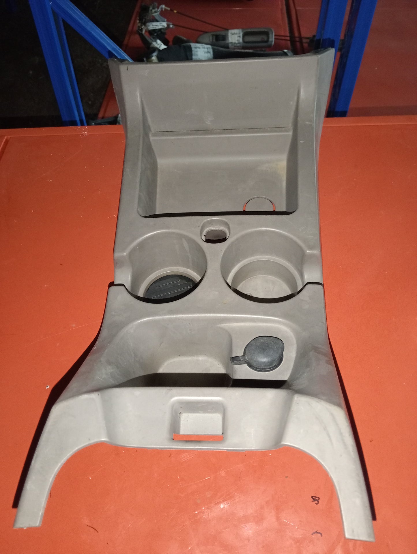Ford Explorer | Eddie Bauer | Maroon | cup holder
