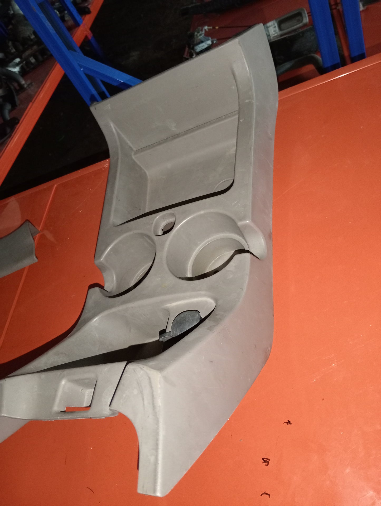 Ford Explorer | Eddie Bauer | Maroon | cup holder