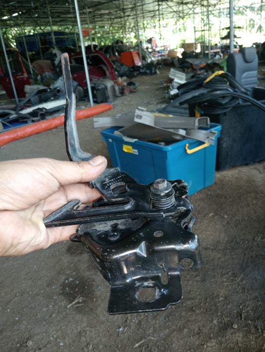 Ford Escape 2.0 Hood Lock