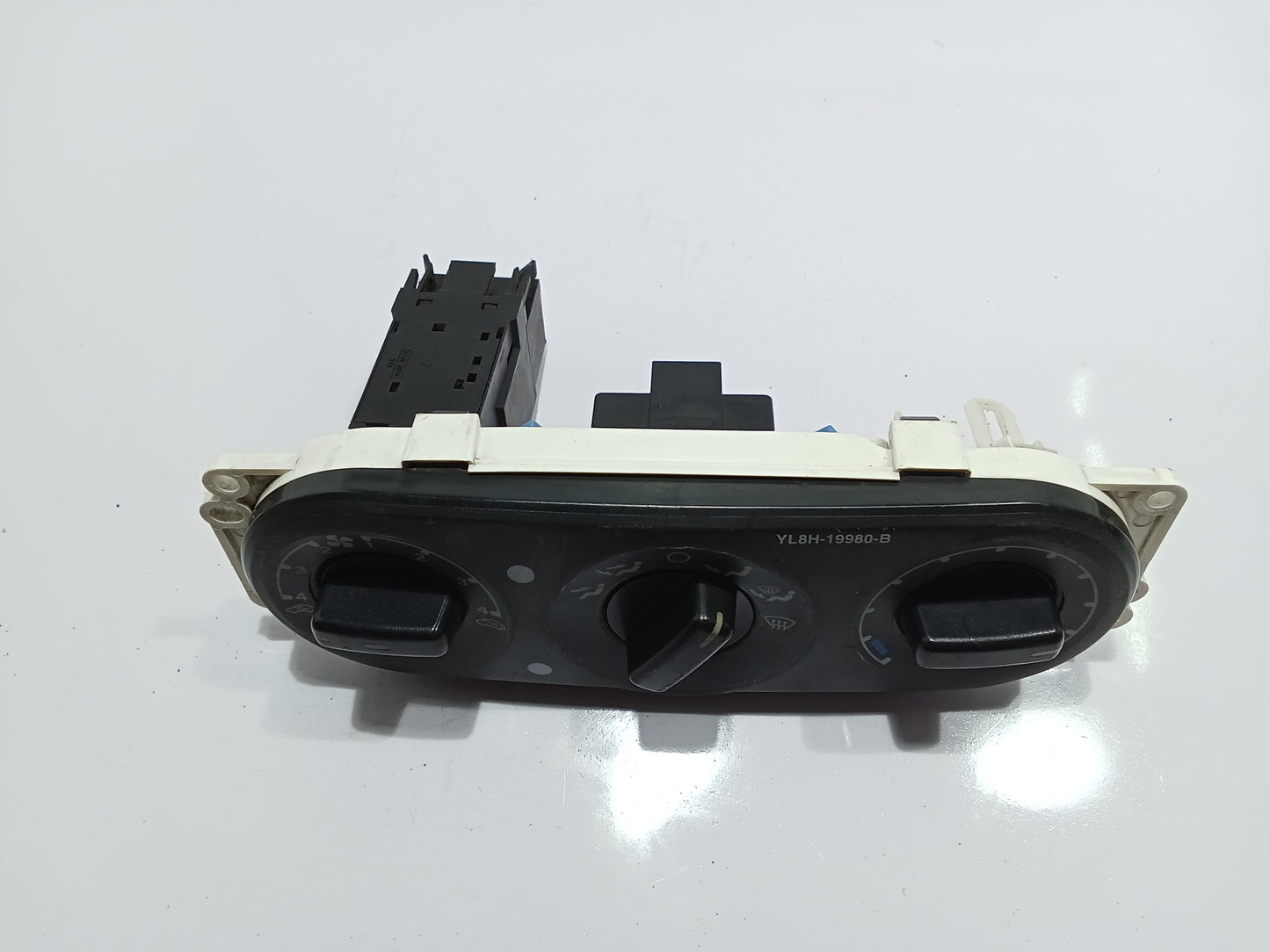 Ford Escape 2.0 Climate Control GENUINE ORIGINAL SURPLUS