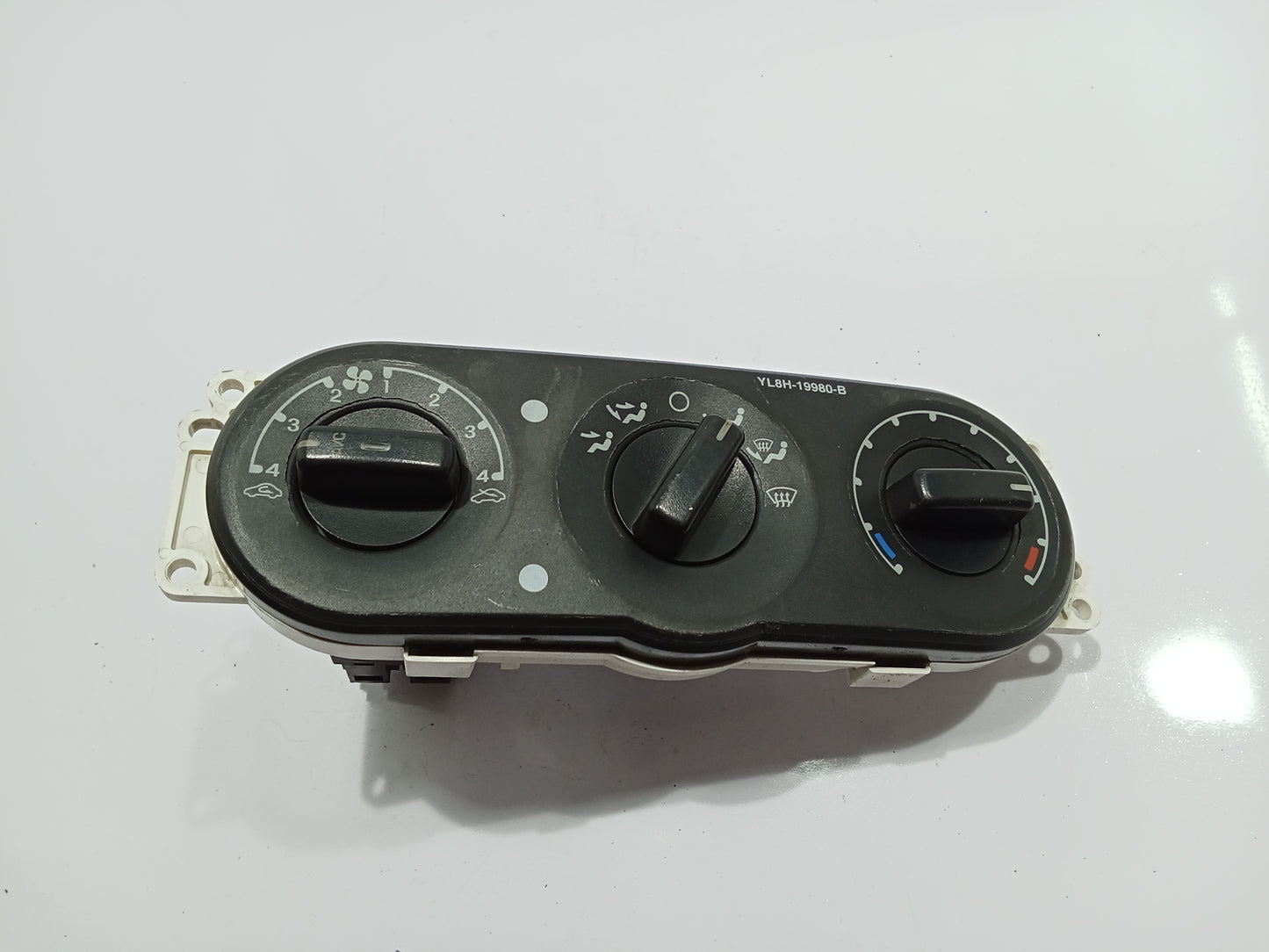 Ford Escape 2.0 Climate Control GENUINE ORIGINAL SURPLUS