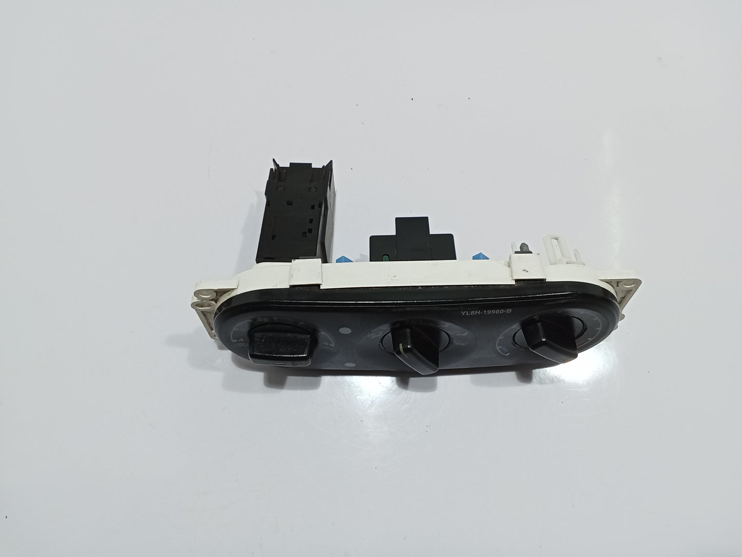 Ford Escape 2.0 Climate Control GENUINE ORIGINAL SURPLUS