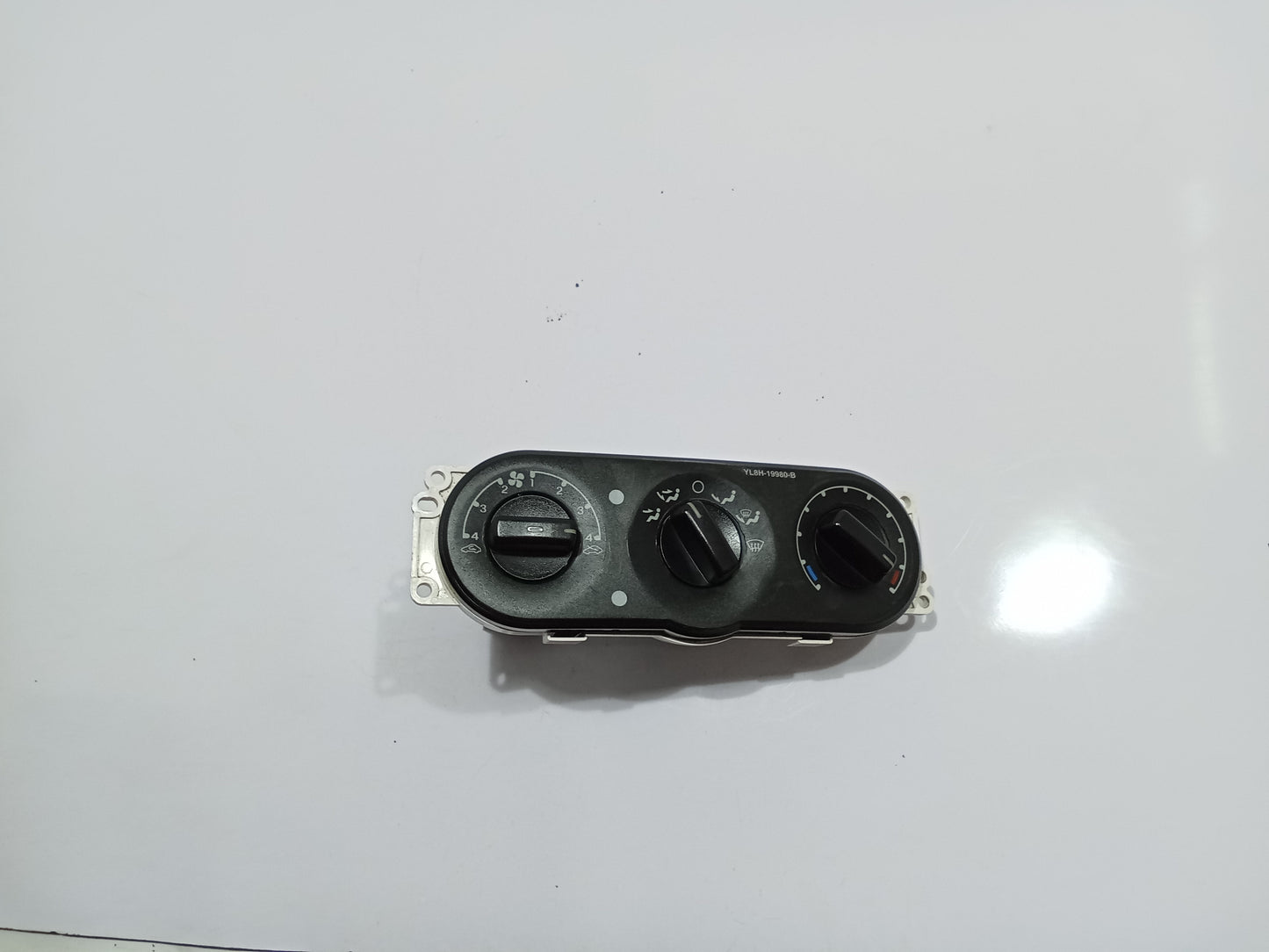 Ford Escape 2.0 Climate Control GENUINE ORIGINAL SURPLUS