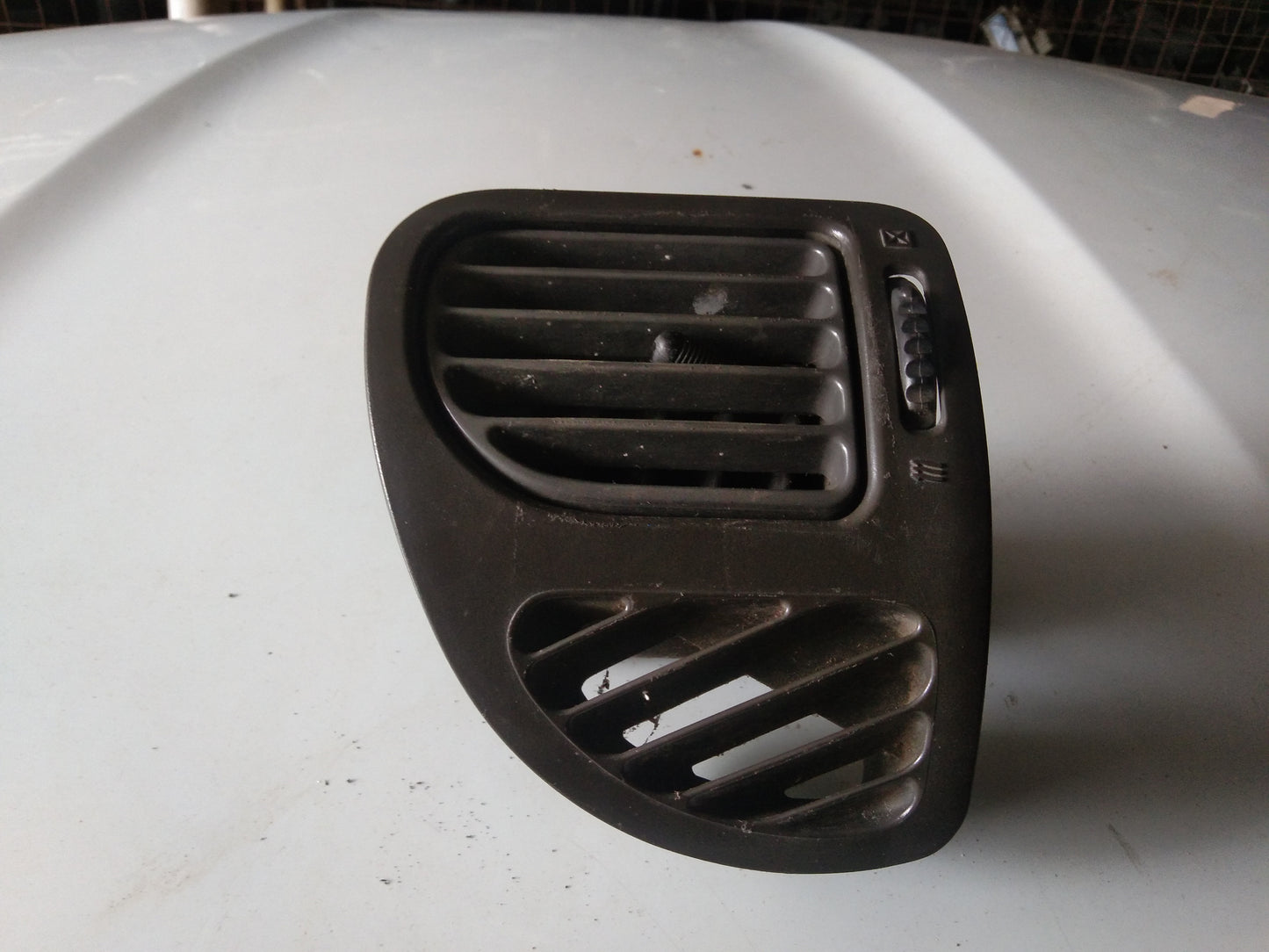 Mazda 3.2.3 Air-Con Louver