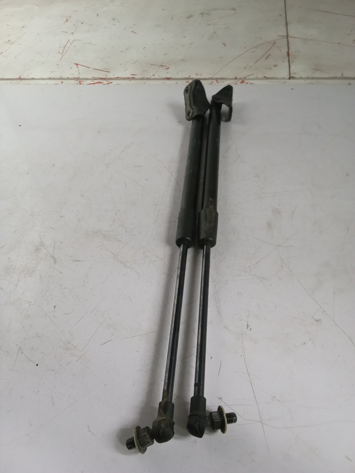 LR | Hydraulic Struts | Toyota Avanza