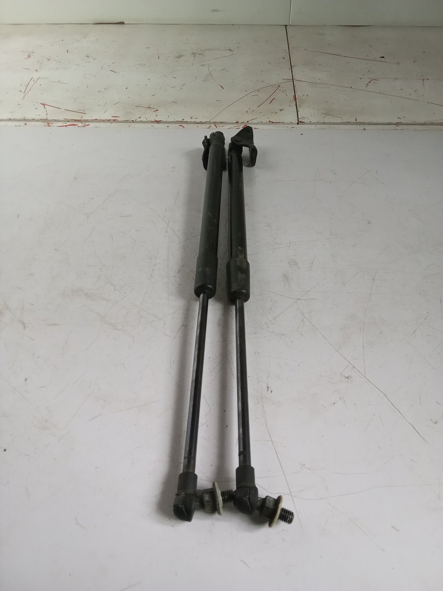 LR | Hydraulic Struts | Toyota Avanza