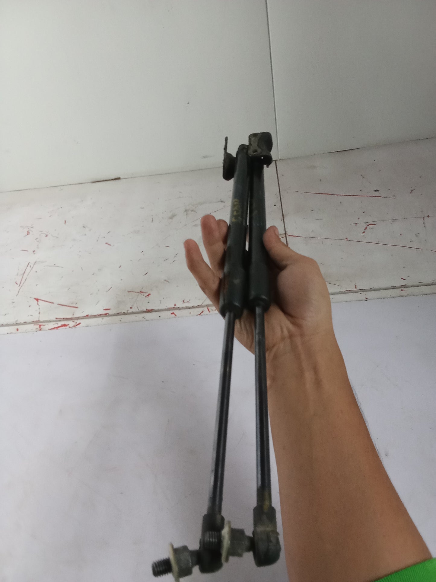 LR | Hydraulic Struts | Toyota Avanza