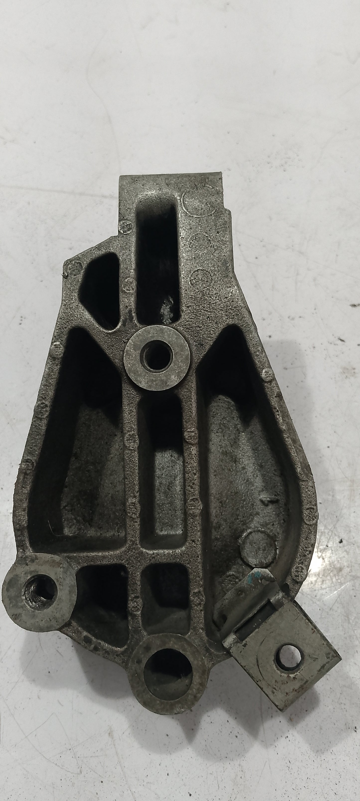 Bracket steering pump|Chevrolet Cruze