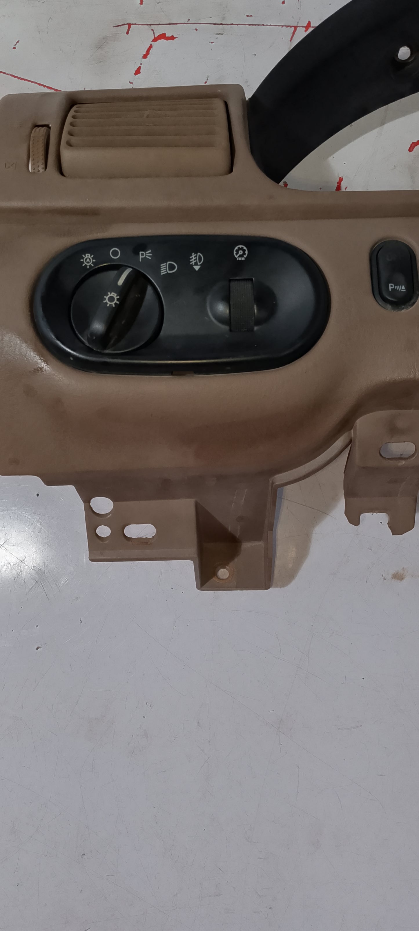 Center frame Whead light switch/AC VENT