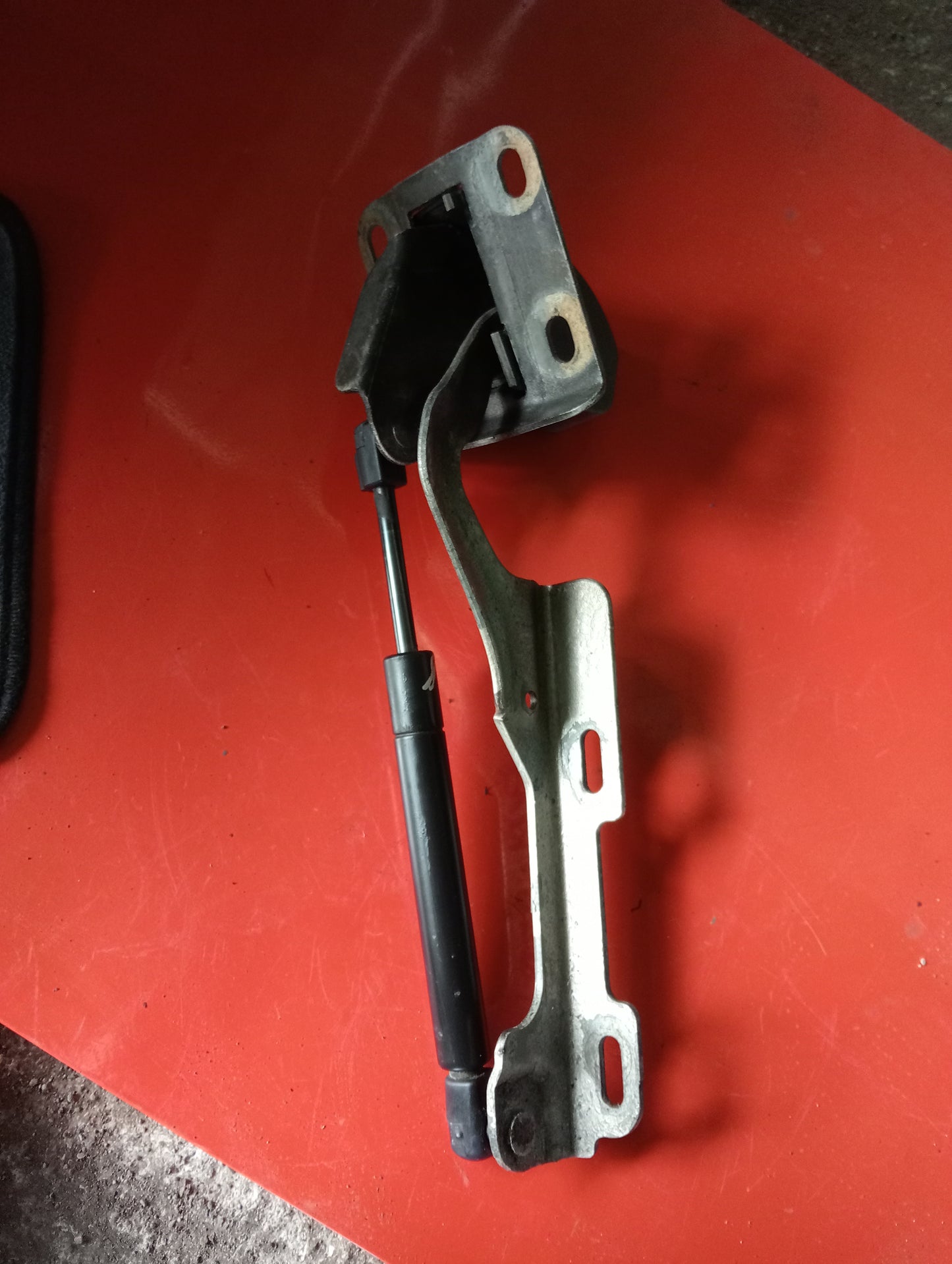 Ford Explorer | Hood Hydraulic