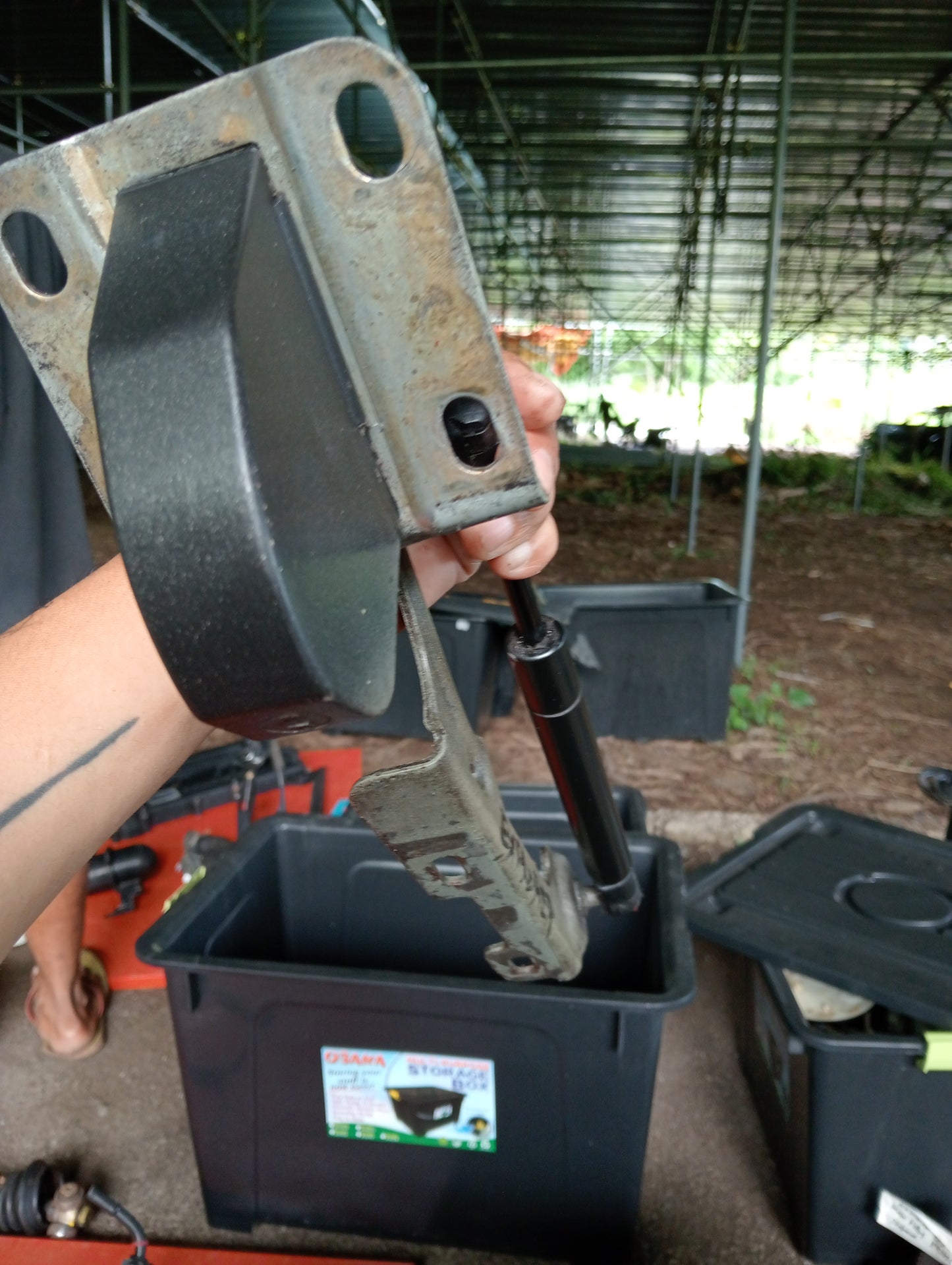 Ford Explorer | Hood Hydraulic