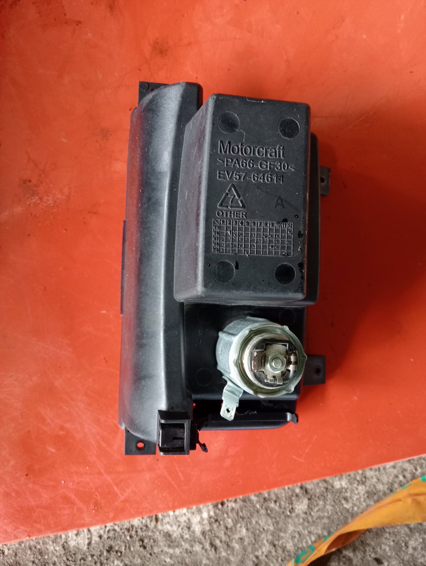 Ford Escape | 2.3 | Center Ash Tray
