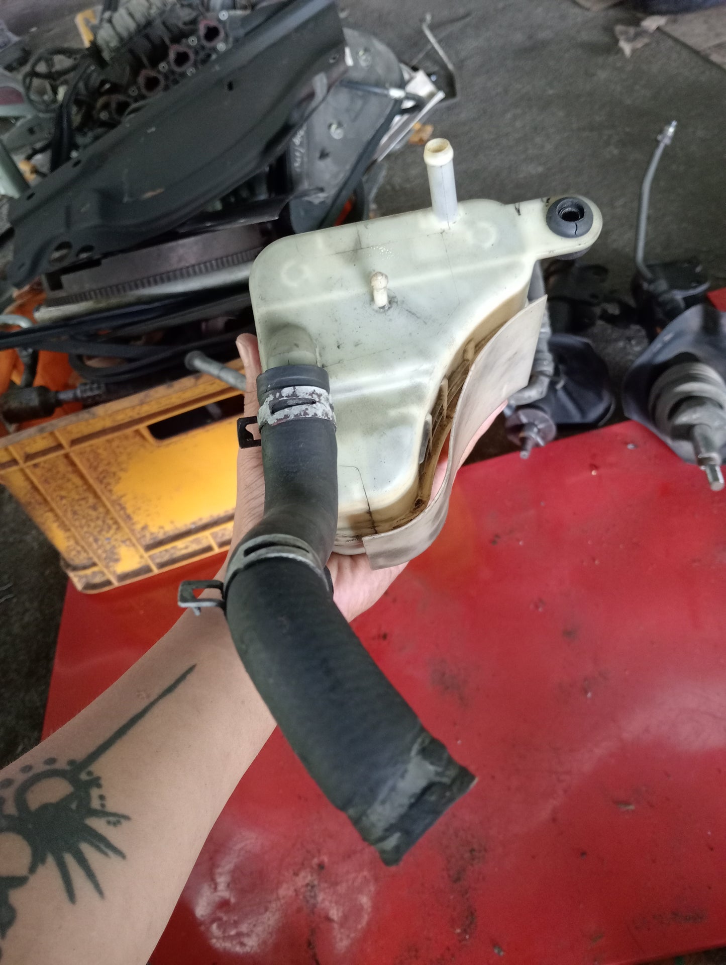 Ford Explorer | Eddie Bauer | 2005 | Steering Fluid Tank