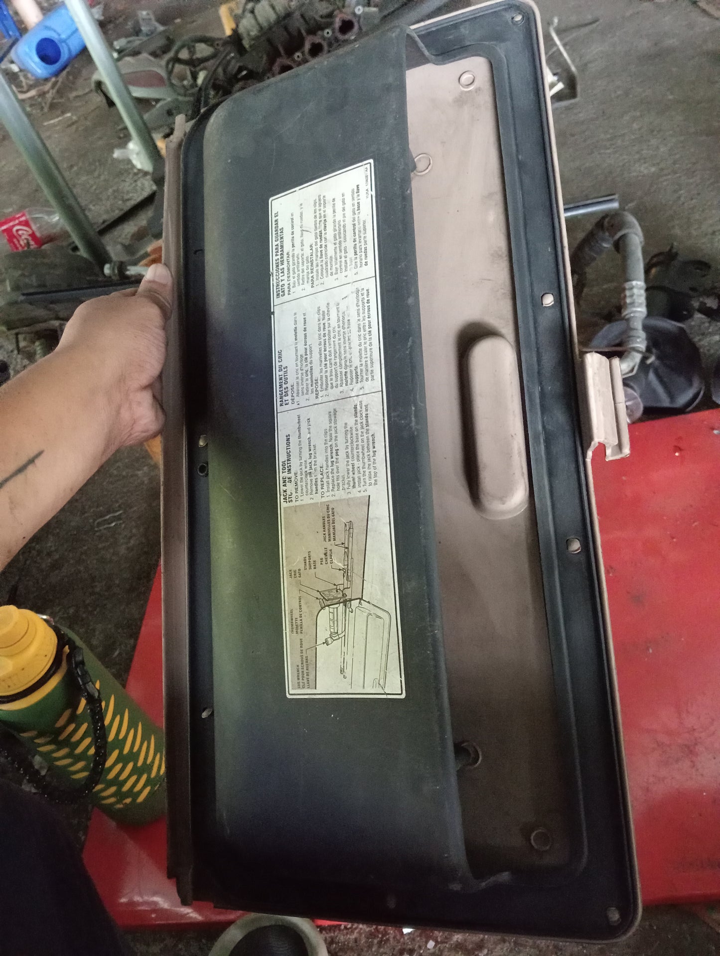 Ford Explorer | Eddie Bauer | 2005 | Glove Box