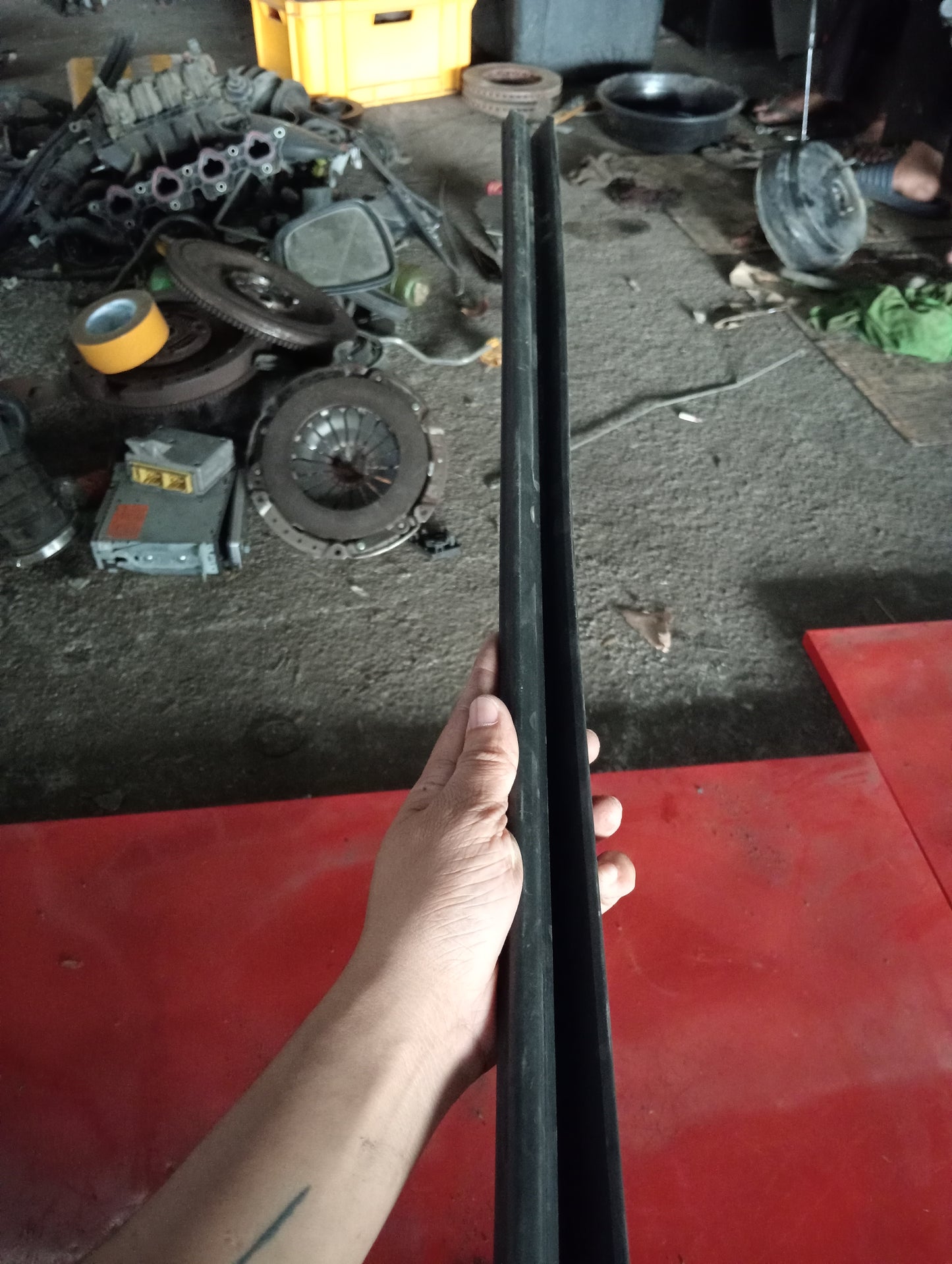 Ford Explorer | Eddie Bauer | 2005 | Front Driver Side Window Strip