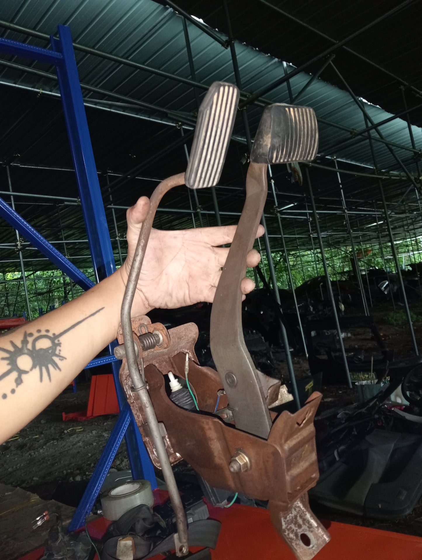 Chevrolet | Aveo | Accelerator & Brake Pedal Assembly