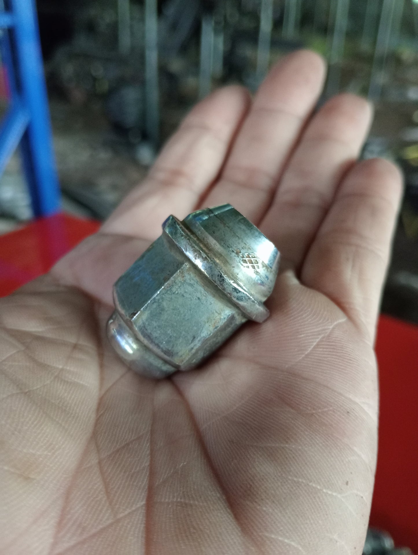 Hyundai Accent | CRDI | Stud nut