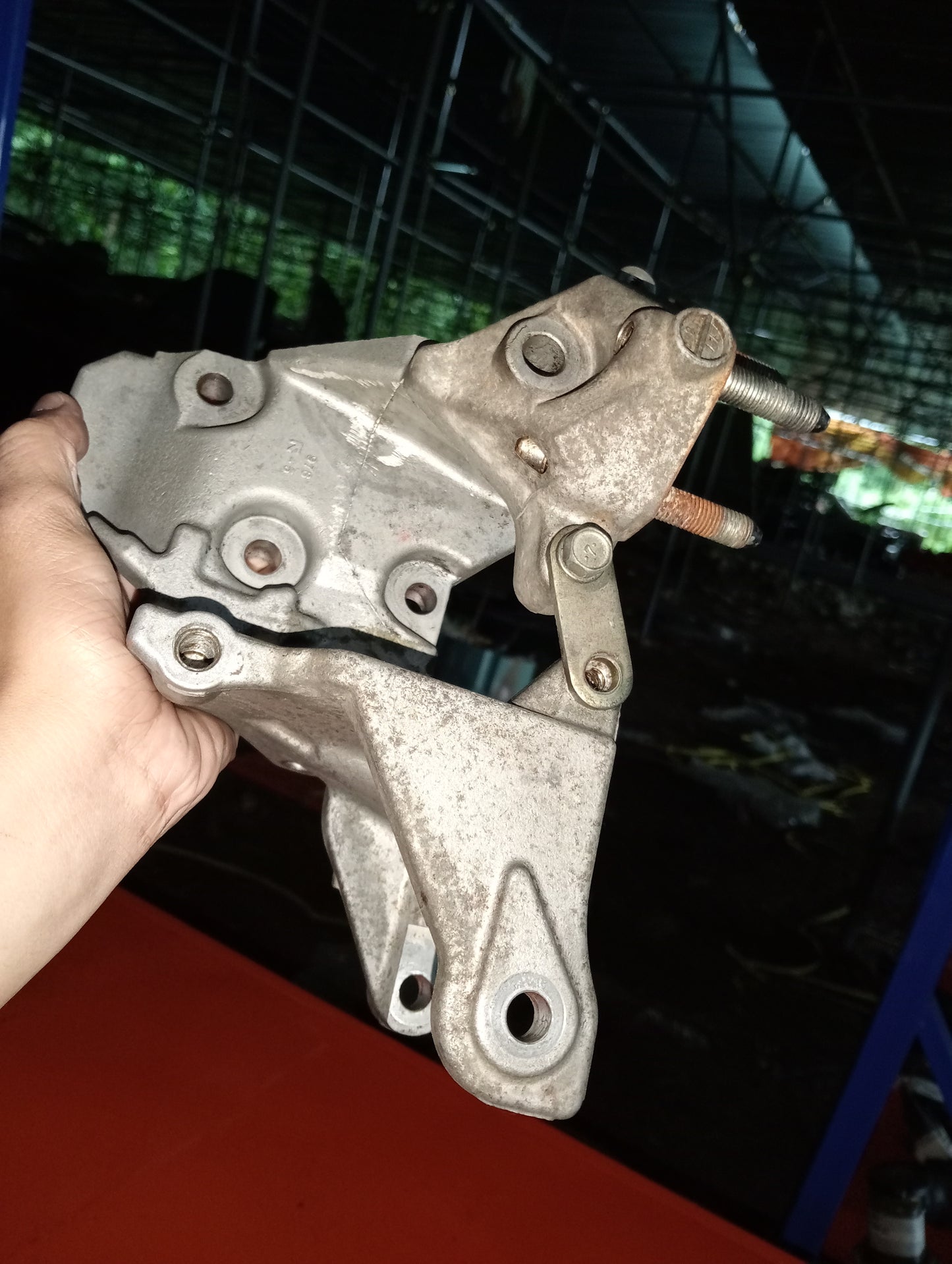 Mitsubishi | Cedia | Compressor Bracket