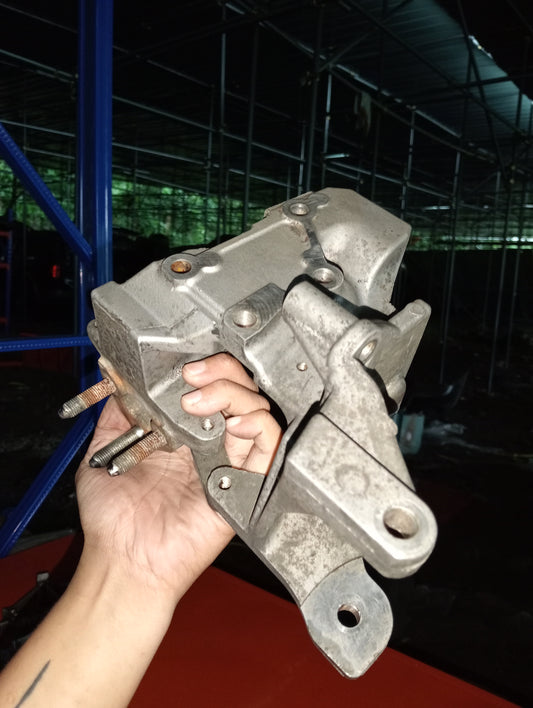 Mitsubishi | Cedia | Compressor Bracket