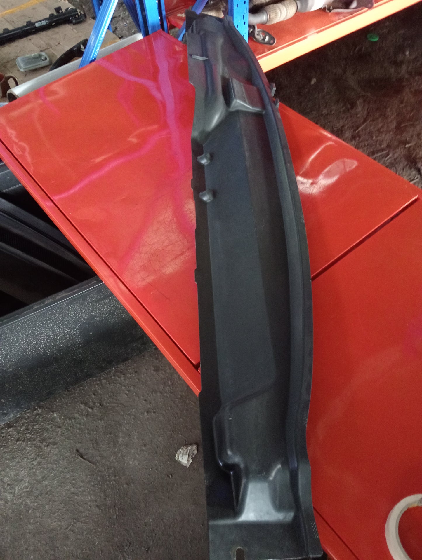 Ford Focus | 1.8 | Gas | Plastic Wiper Cover