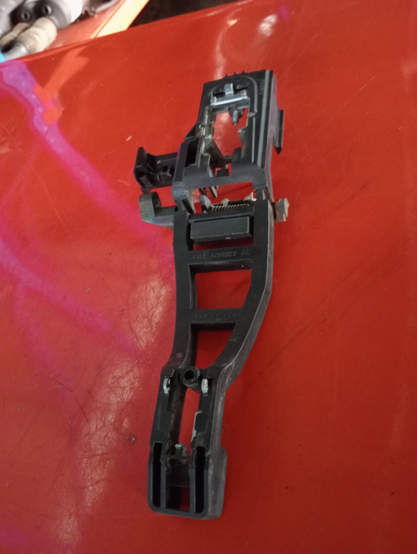 Ford Focus | 1.8 | Gas | Outer Door Handle Bracket