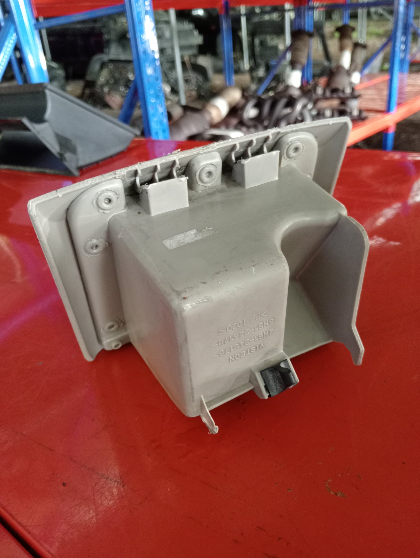 Ford Focus | 1.8 | Gas | Center Console Glove Box