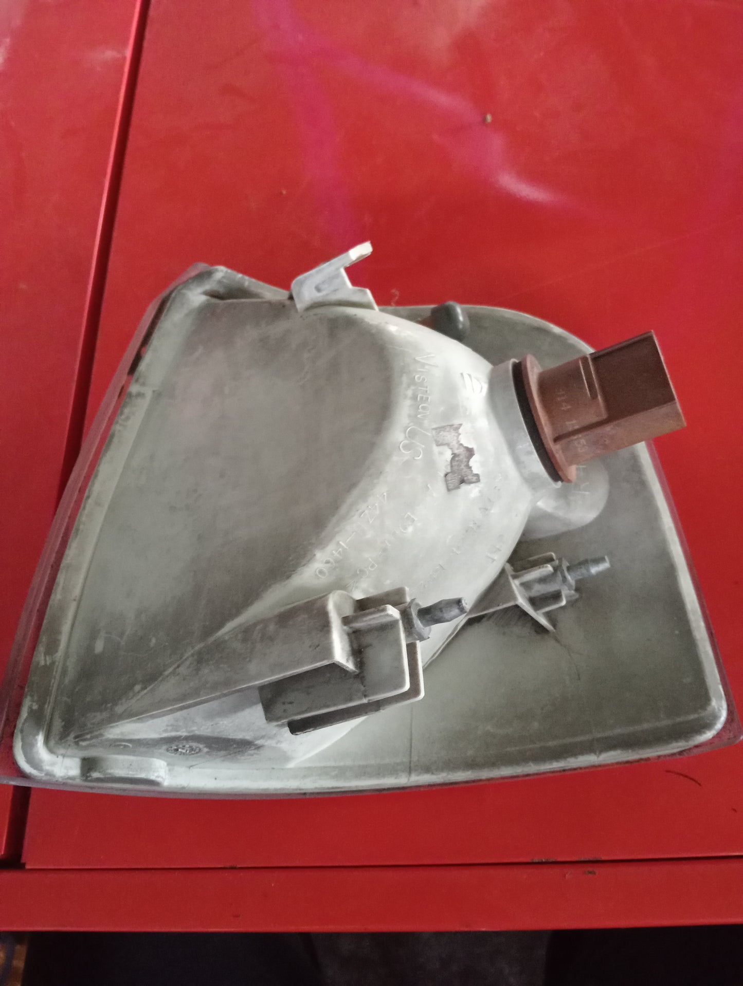 Ford Explorer | Eddie Bauer | Maroon | Tail light driver side