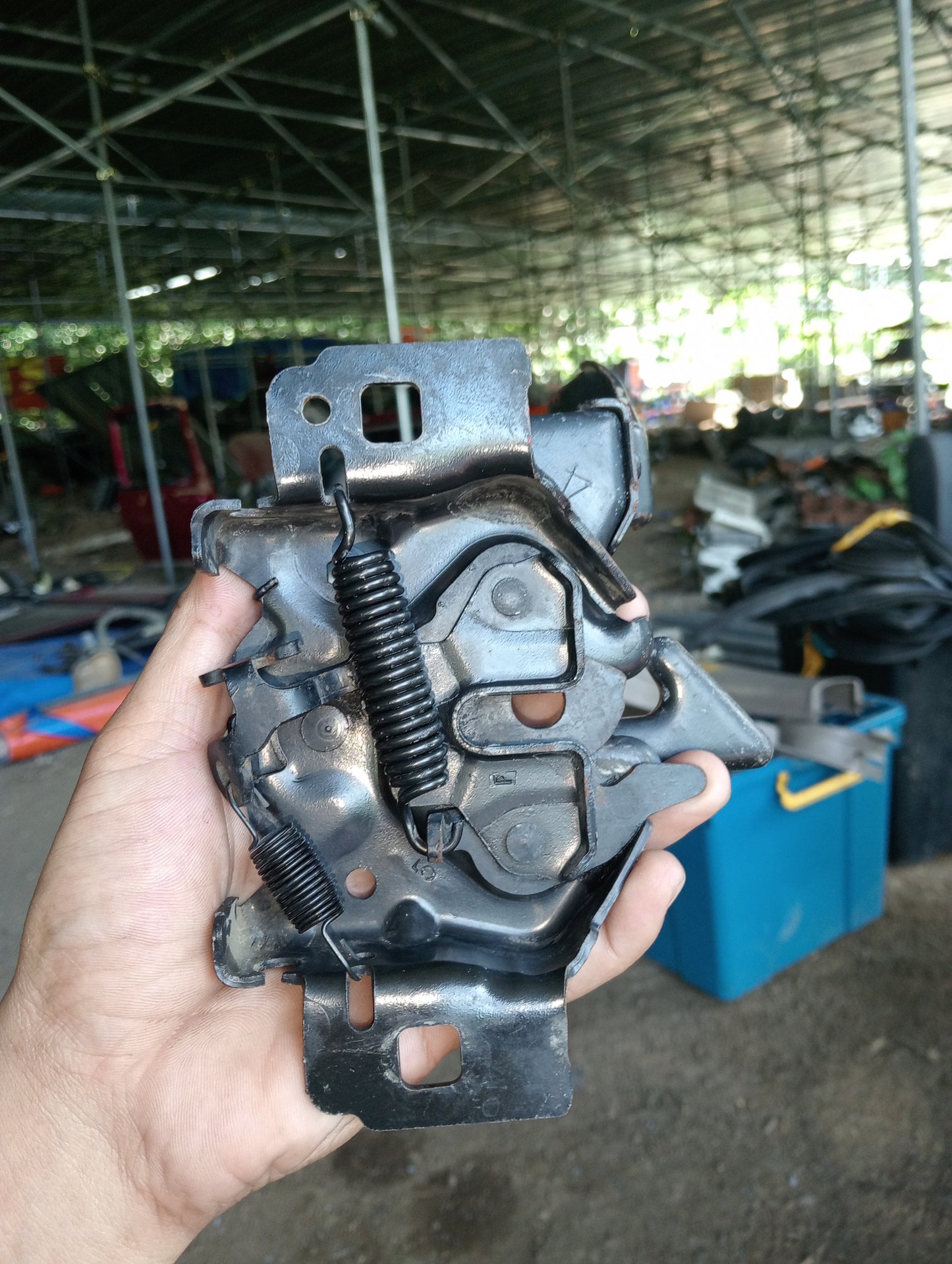 Ford Escape 2.0 Hood Lock
