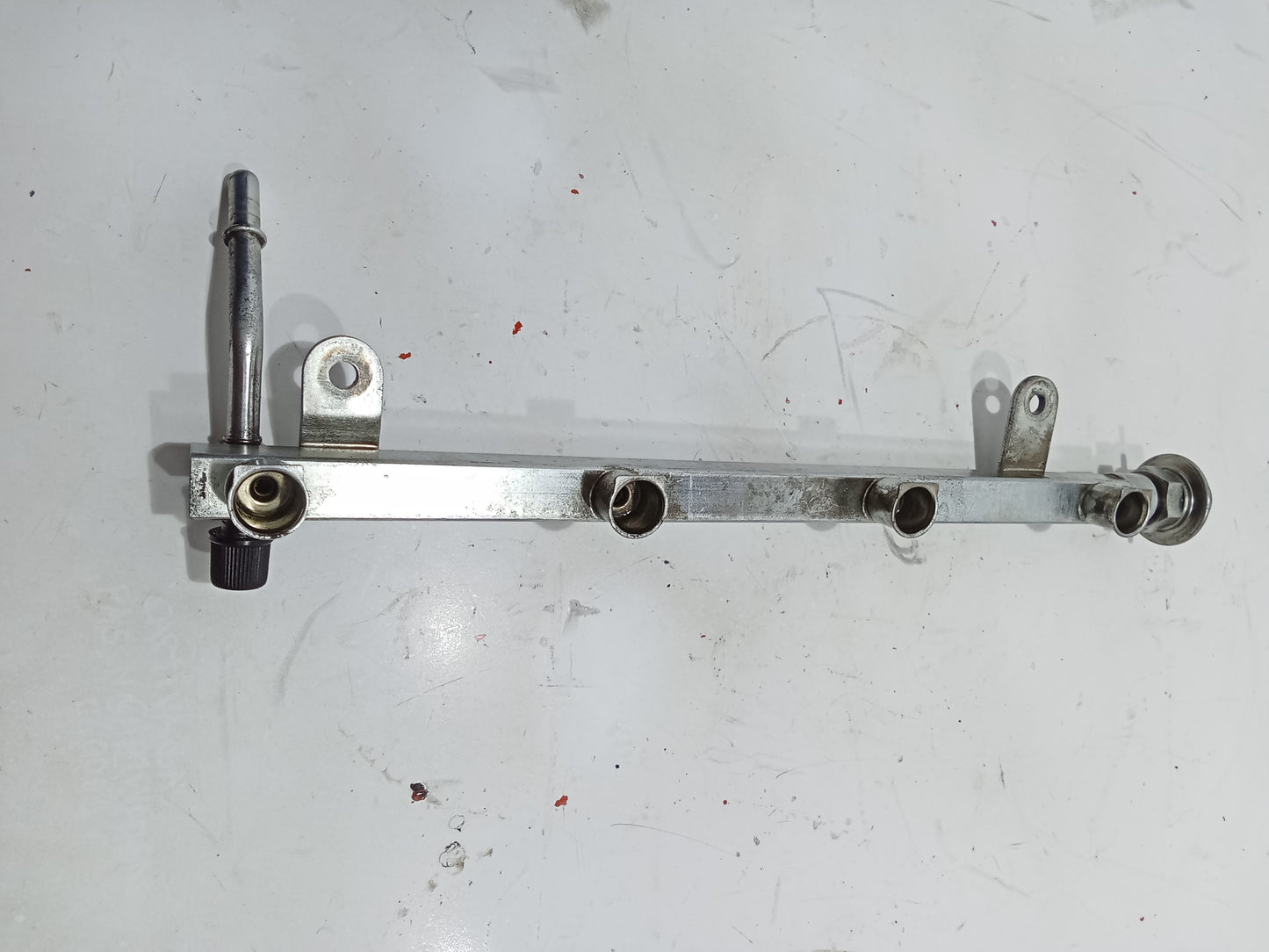 Chevrolet Captiva Fuel Rail GENUINE ORIGINAL SURPLUS