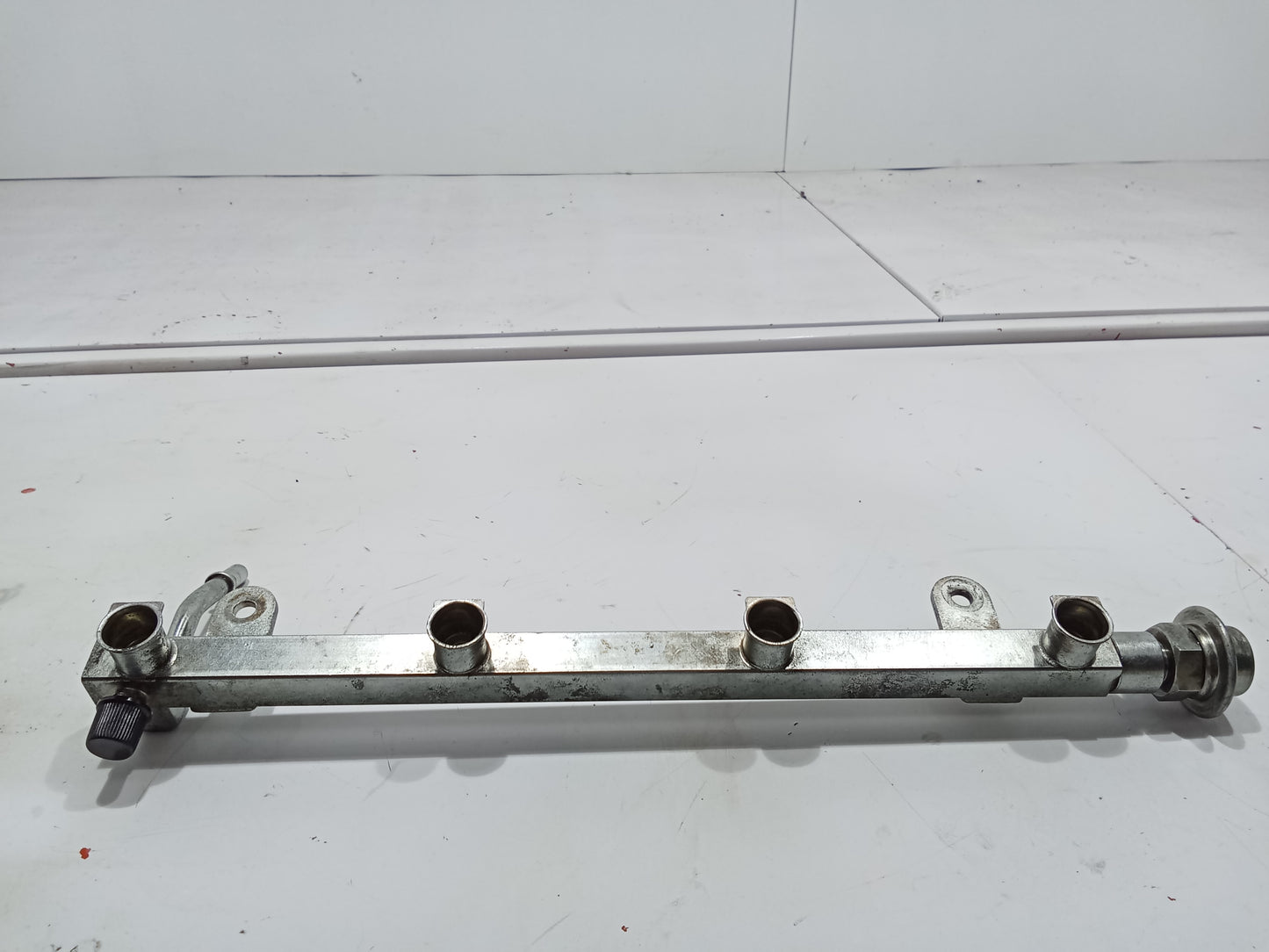 Chevrolet Captiva Fuel Rail GENUINE ORIGINAL SURPLUS